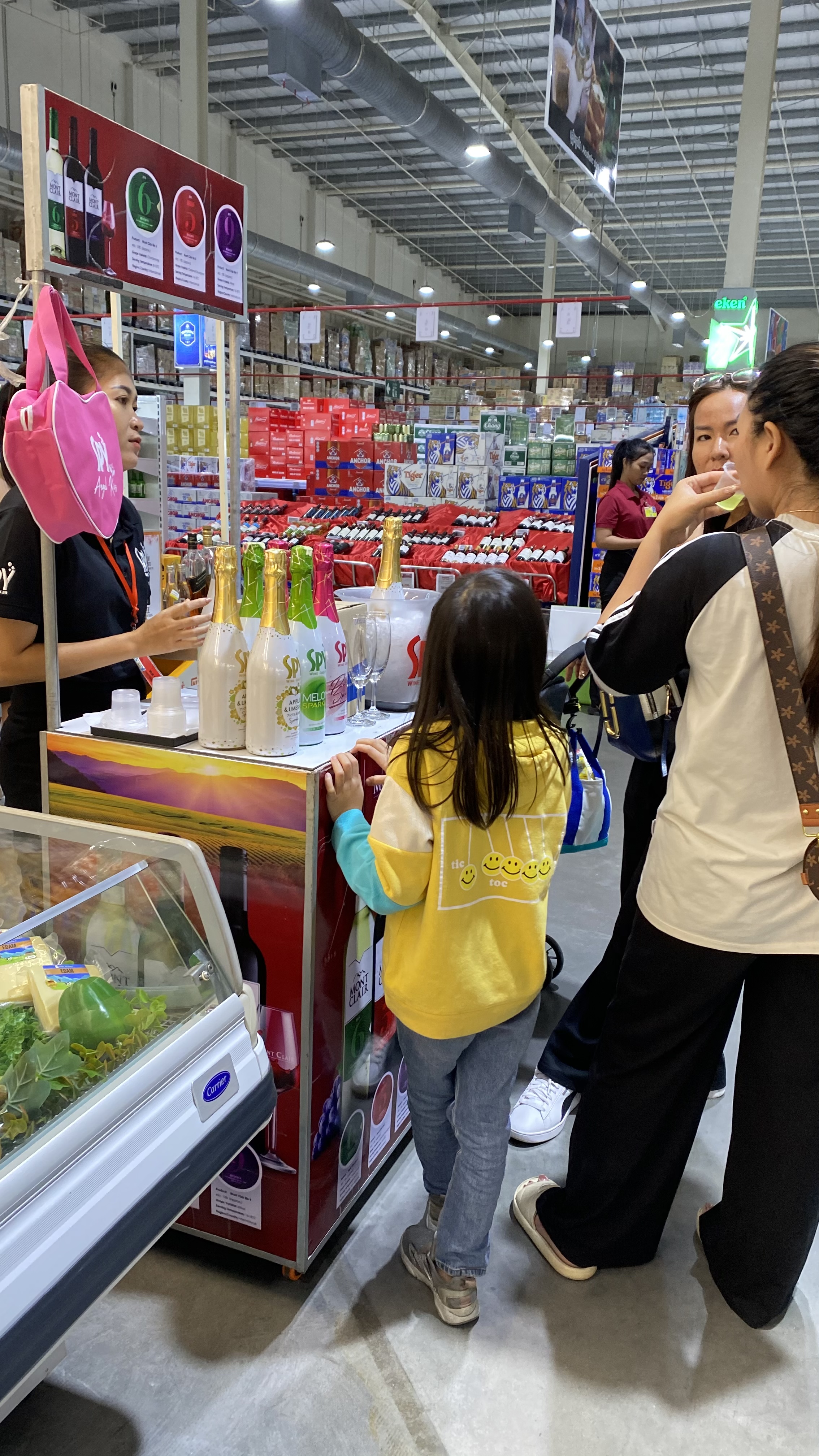 SPY Sparkle Fruit Revolutionizing FMCG Distribution with Da Houg Heng at Makro Cambodia - Image 27