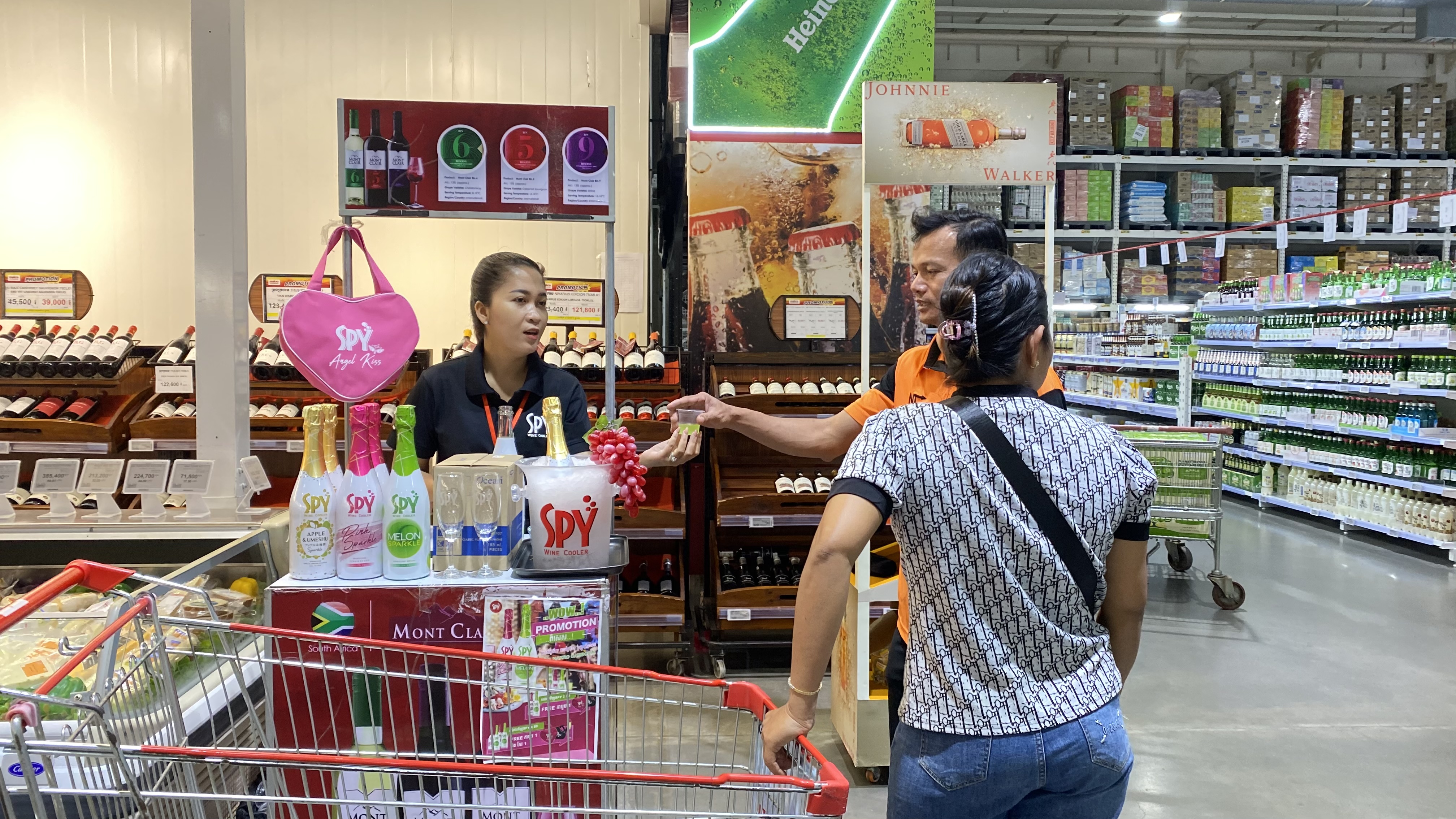 SPY Sparkle Fruit Revolutionizing FMCG Distribution with Da Houg Heng at Makro Cambodia - Image 31