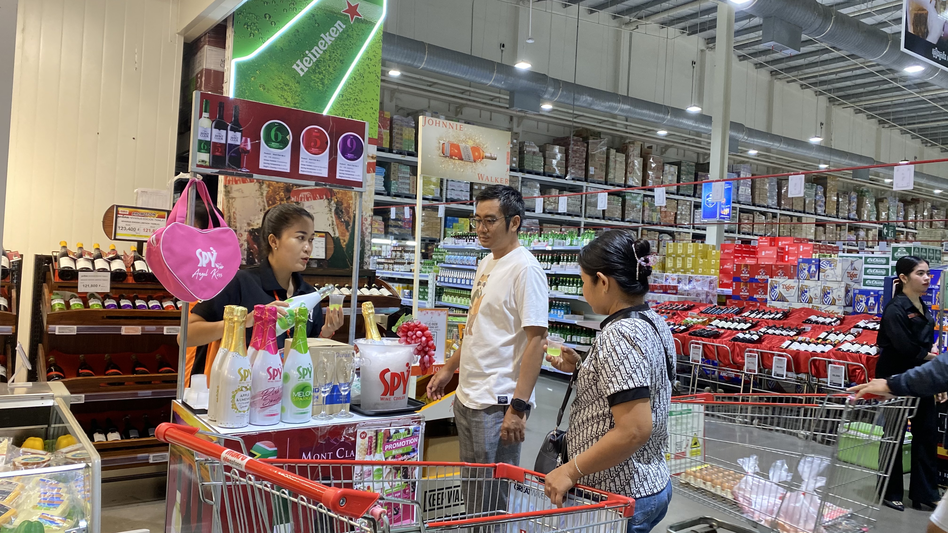 SPY Sparkle Fruit Revolutionizing FMCG Distribution with Da Houg Heng at Makro Cambodia - Image 32
