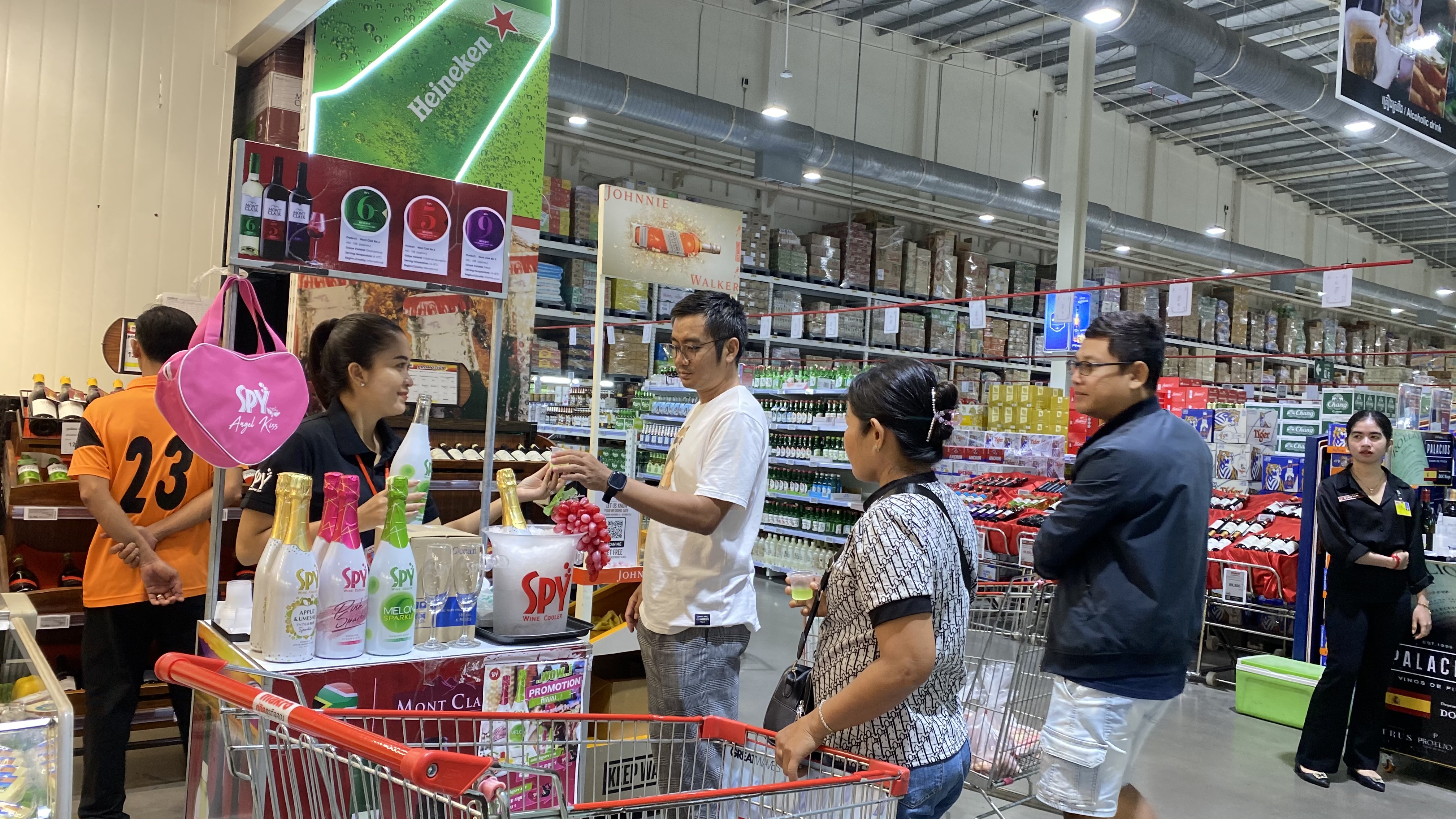 SPY Sparkle Fruit Revolutionizing FMCG Distribution with Da Houg Heng at Makro Cambodia - Image 33