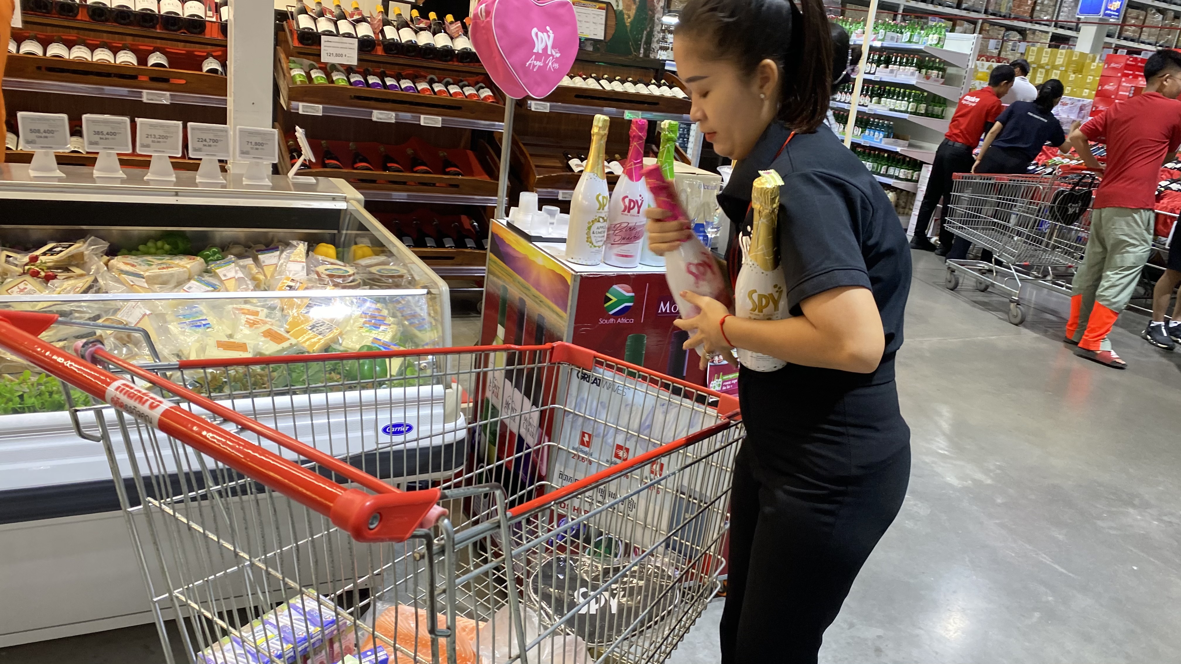 SPY Sparkle Fruit Revolutionizing FMCG Distribution with Da Houg Heng at Makro Cambodia - Image 34
