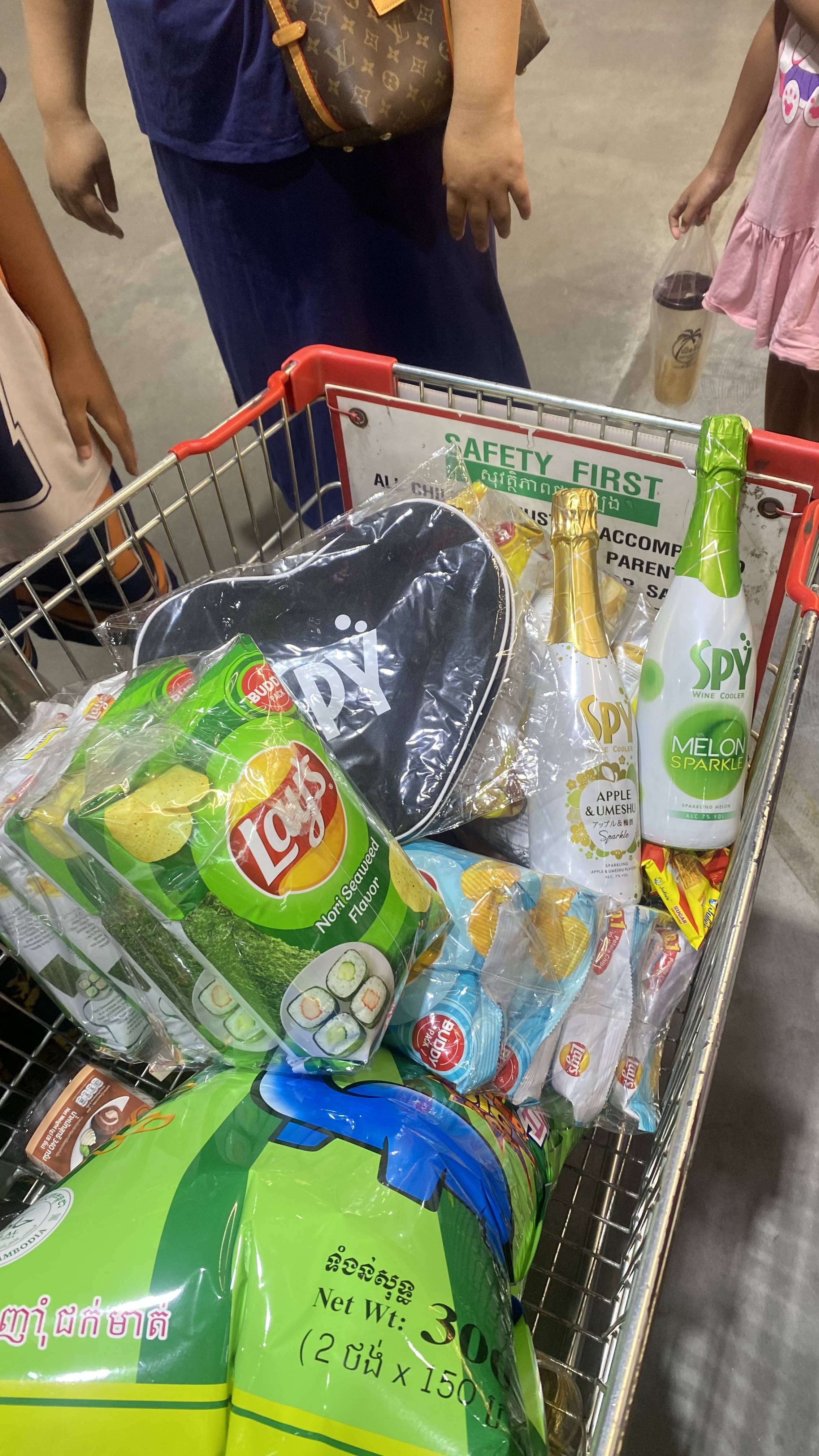 SPY Sparkle Fruit Revolutionizing FMCG Distribution with Da Houg Heng at Makro Cambodia - Image 49