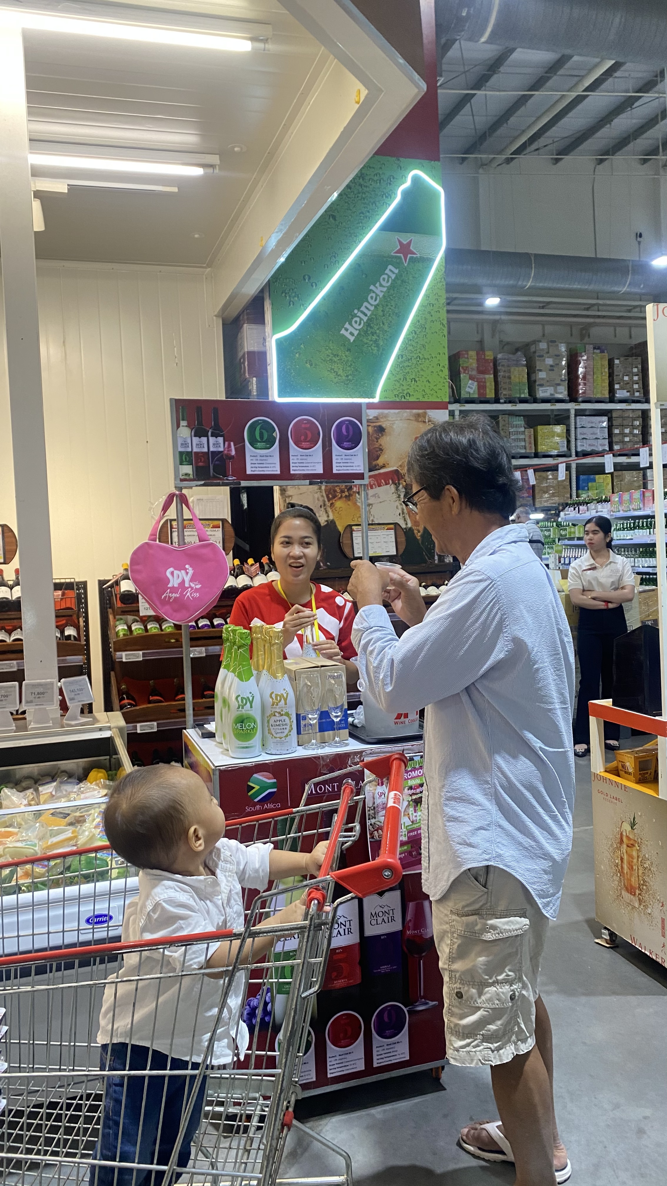 SPY Sparkle Fruit Revolutionizing FMCG Distribution with Da Houg Heng at Makro Cambodia - Image 64