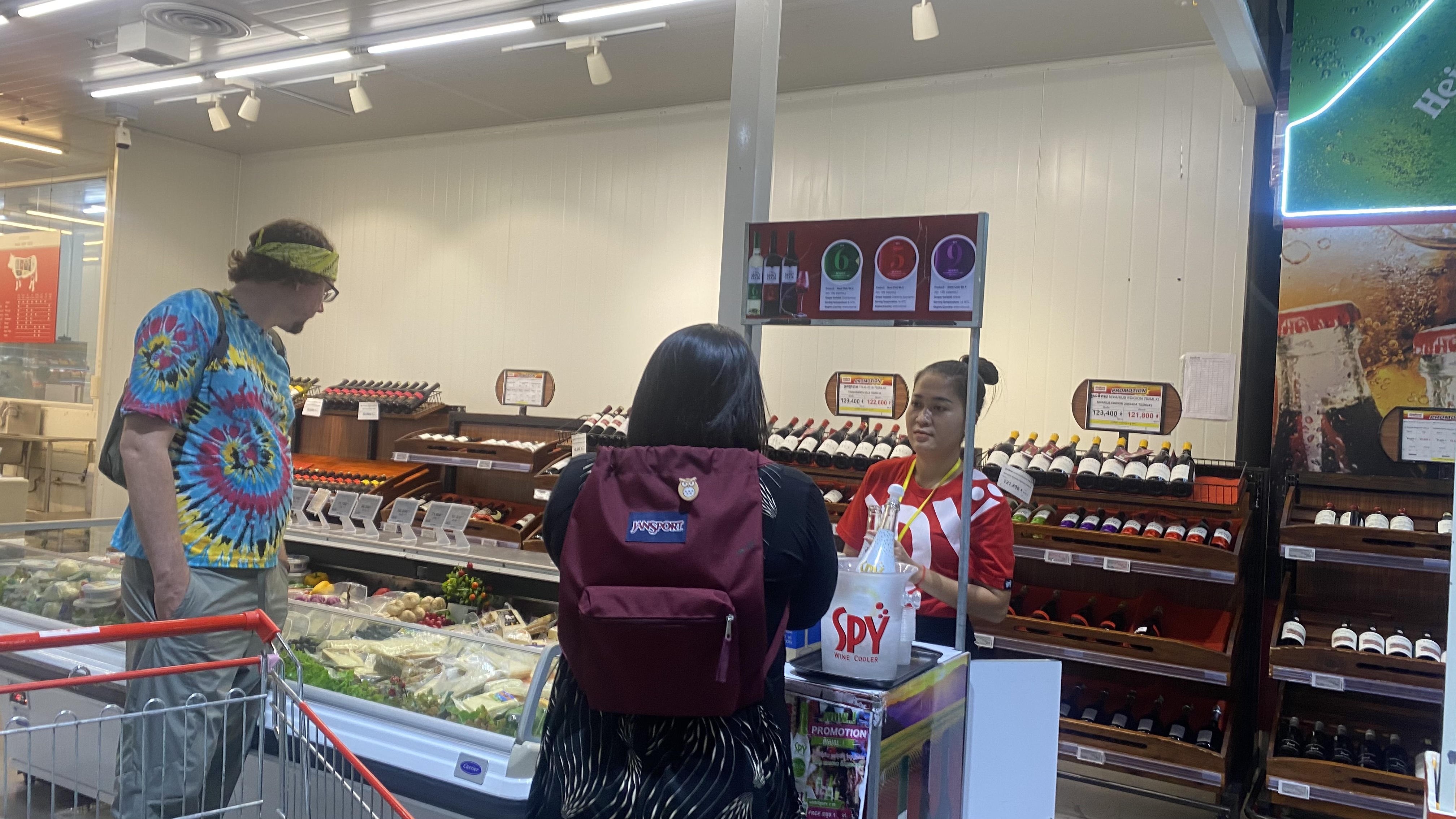 SPY Sparkle Fruit Revolutionizing FMCG Distribution with Da Houg Heng at Makro Cambodia - Image 67