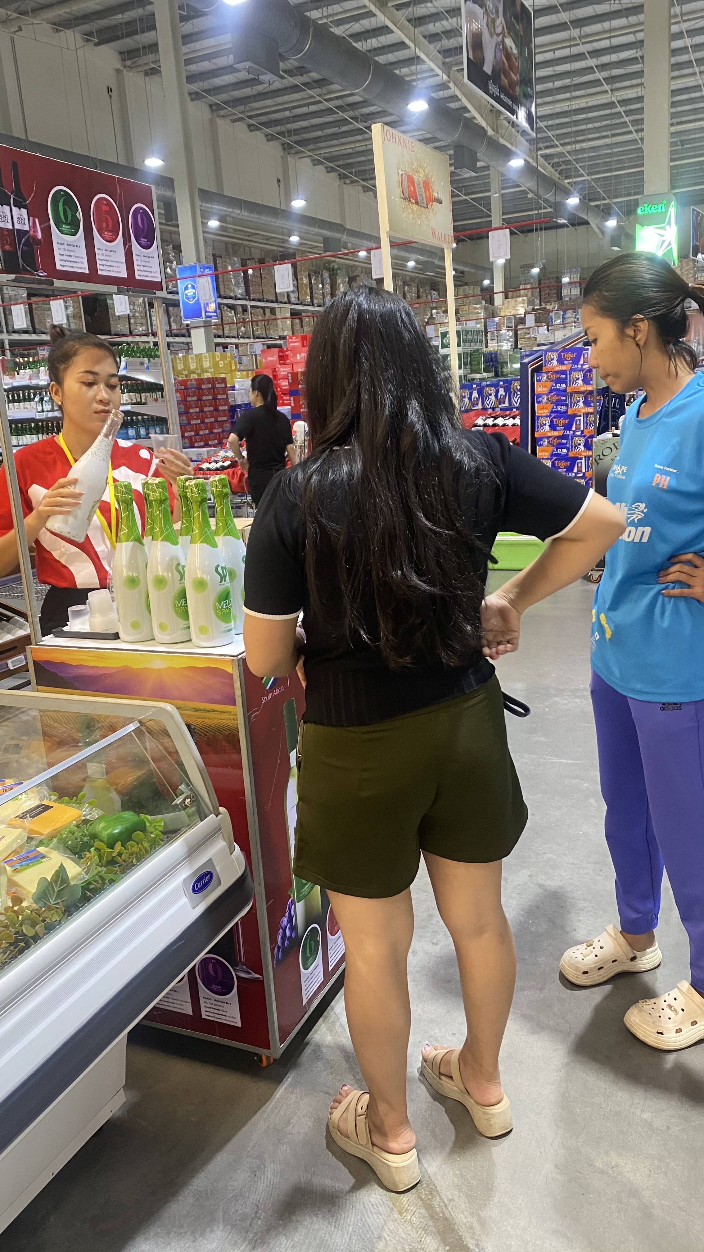 SPY Sparkle Fruit Revolutionizing FMCG Distribution with Da Houg Heng at Makro Cambodia - Image 73