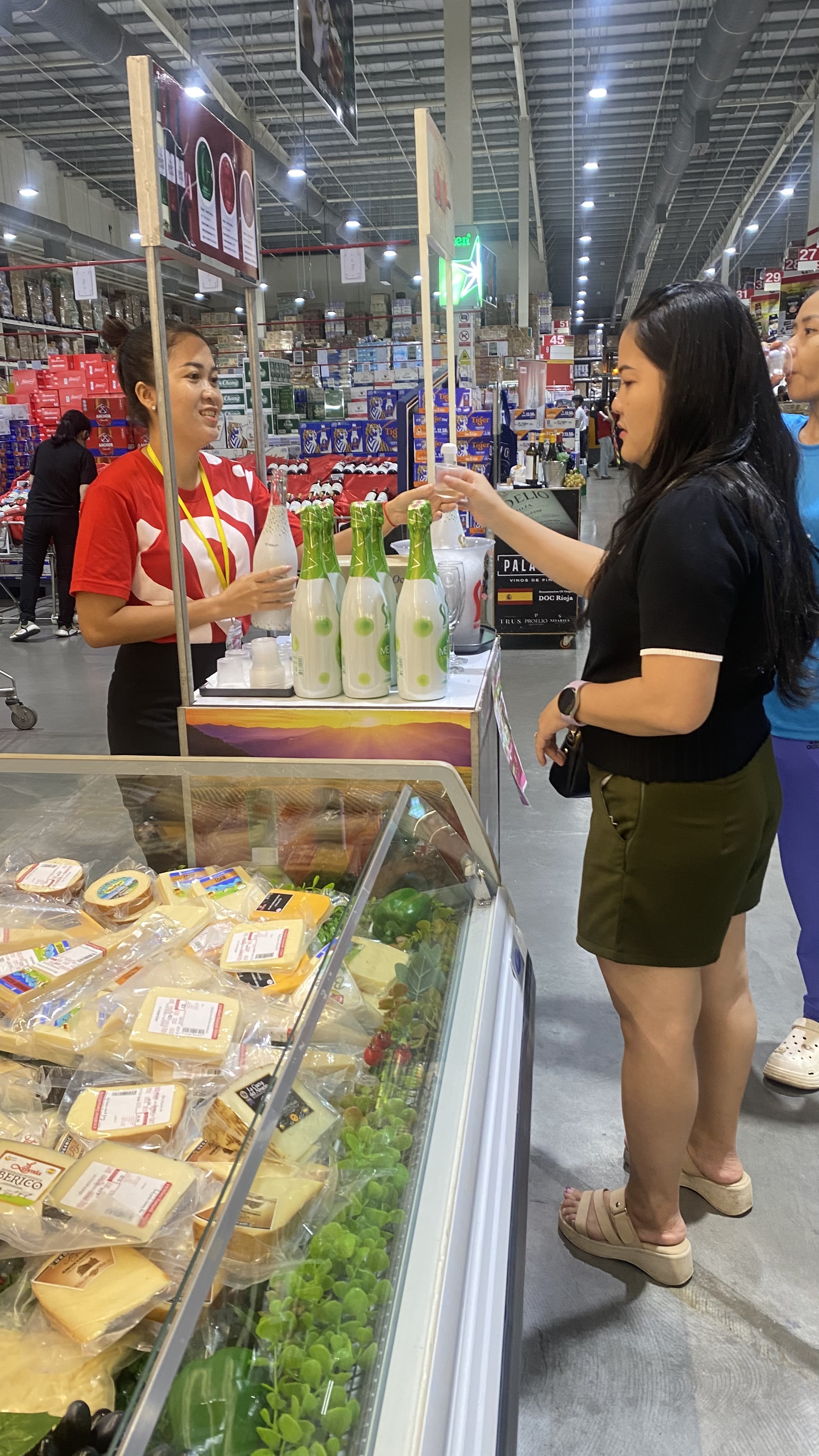 SPY Sparkle Fruit Revolutionizing FMCG Distribution with Da Houg Heng at Makro Cambodia - Image 74
