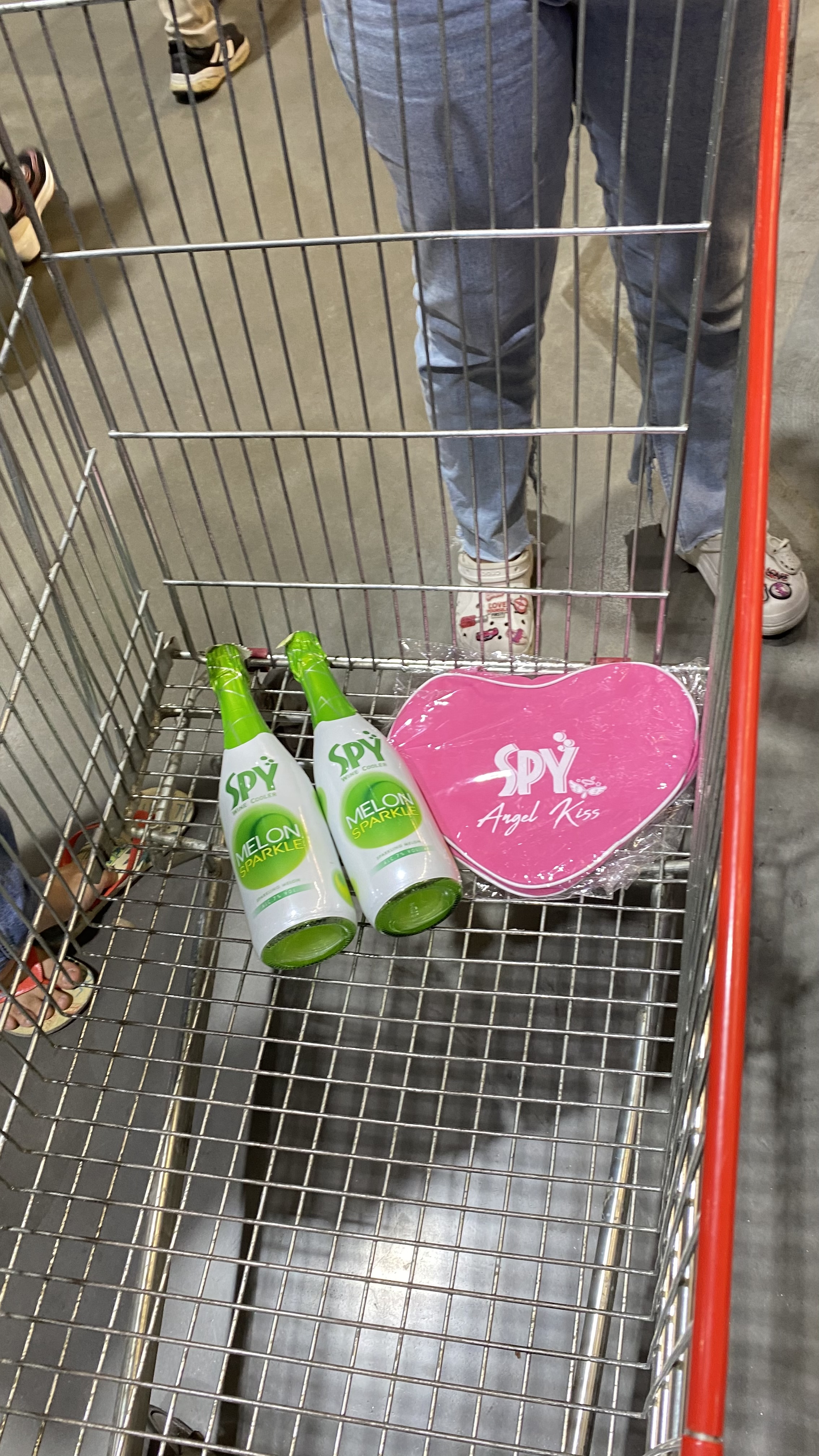 SPY Sparkle Fruit Revolutionizing FMCG Distribution with Da Houg Heng at Makro Cambodia - Image 78