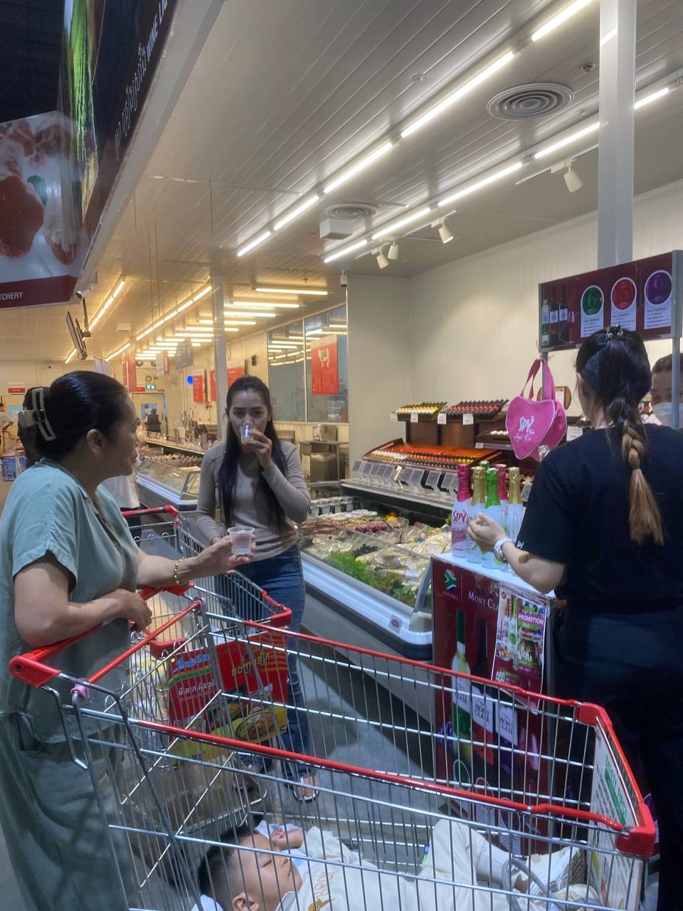 SPY Sparkle Fruit Revolutionizing FMCG Distribution with Da Houg Heng at Makro Cambodia - Image 94
