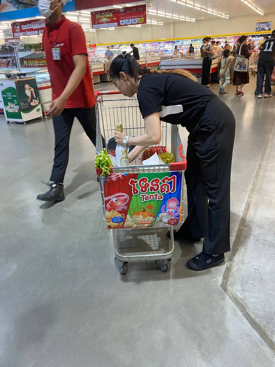 SPY Sparkle Fruit Revolutionizing FMCG Distribution with Da Houg Heng at Makro Cambodia - Image 108
