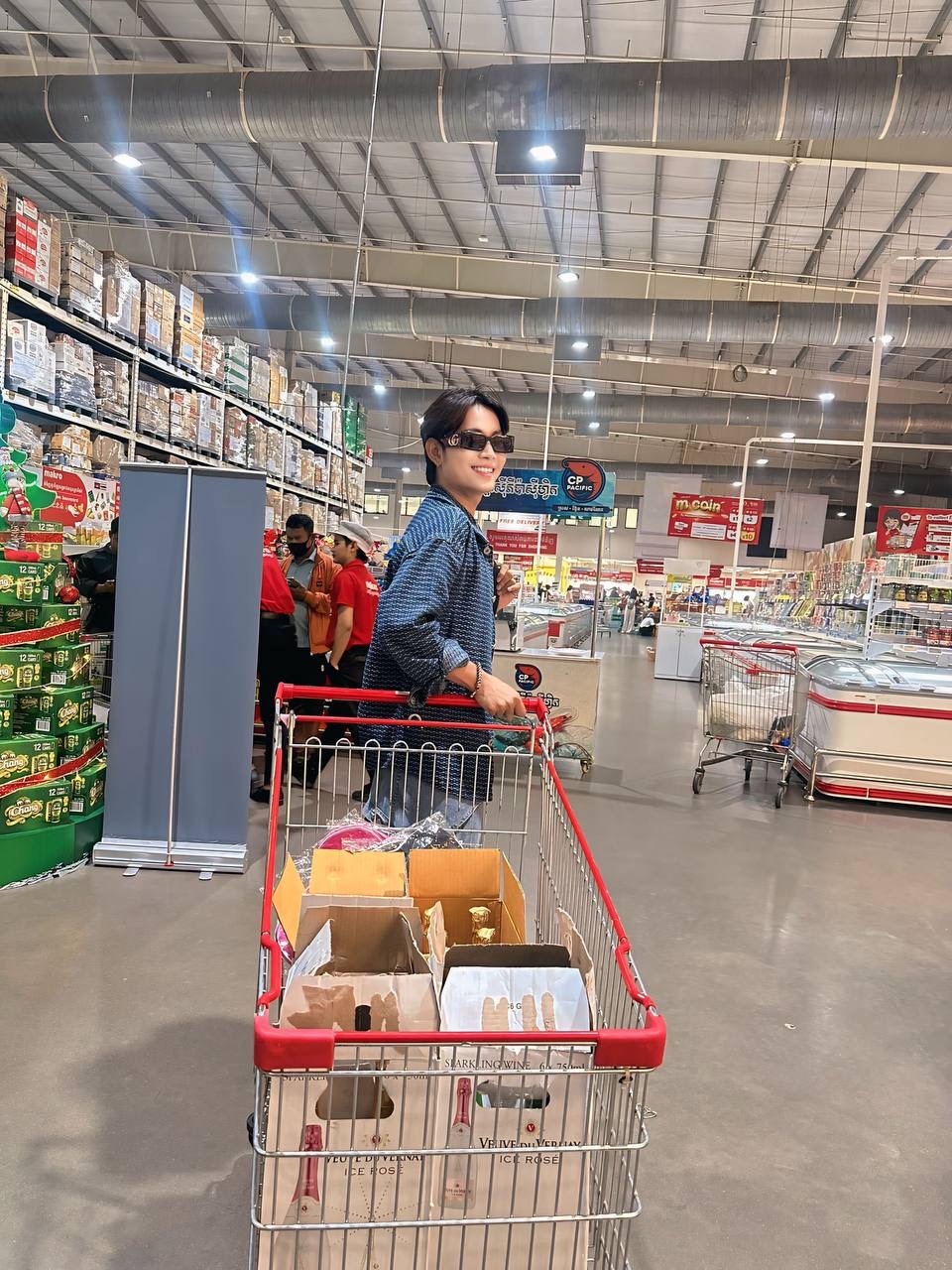 SPY Sparkle Fruit Revolutionizing FMCG Distribution with Da Houg Heng at Makro Cambodia - Image 115