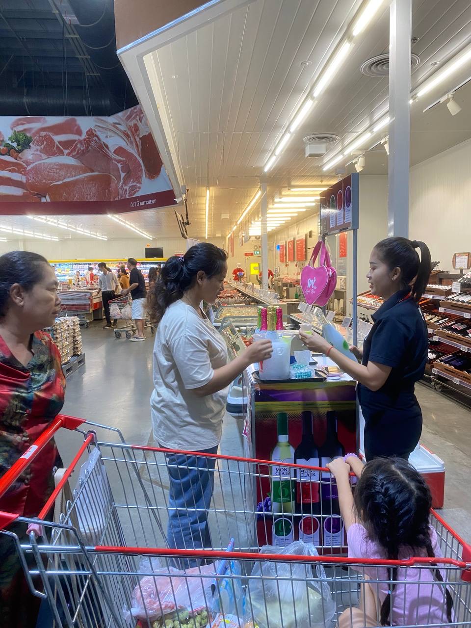 SPY Sparkle Fruit Revolutionizing FMCG Distribution with Da Houg Heng at Makro Cambodia - Image 132