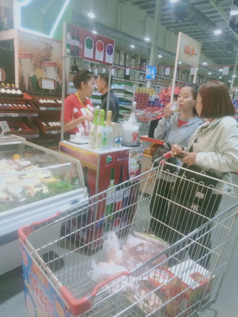 SPY Sparkle Fruit Revolutionizing FMCG Distribution with Da Houg Heng at Makro Cambodia - Image 158