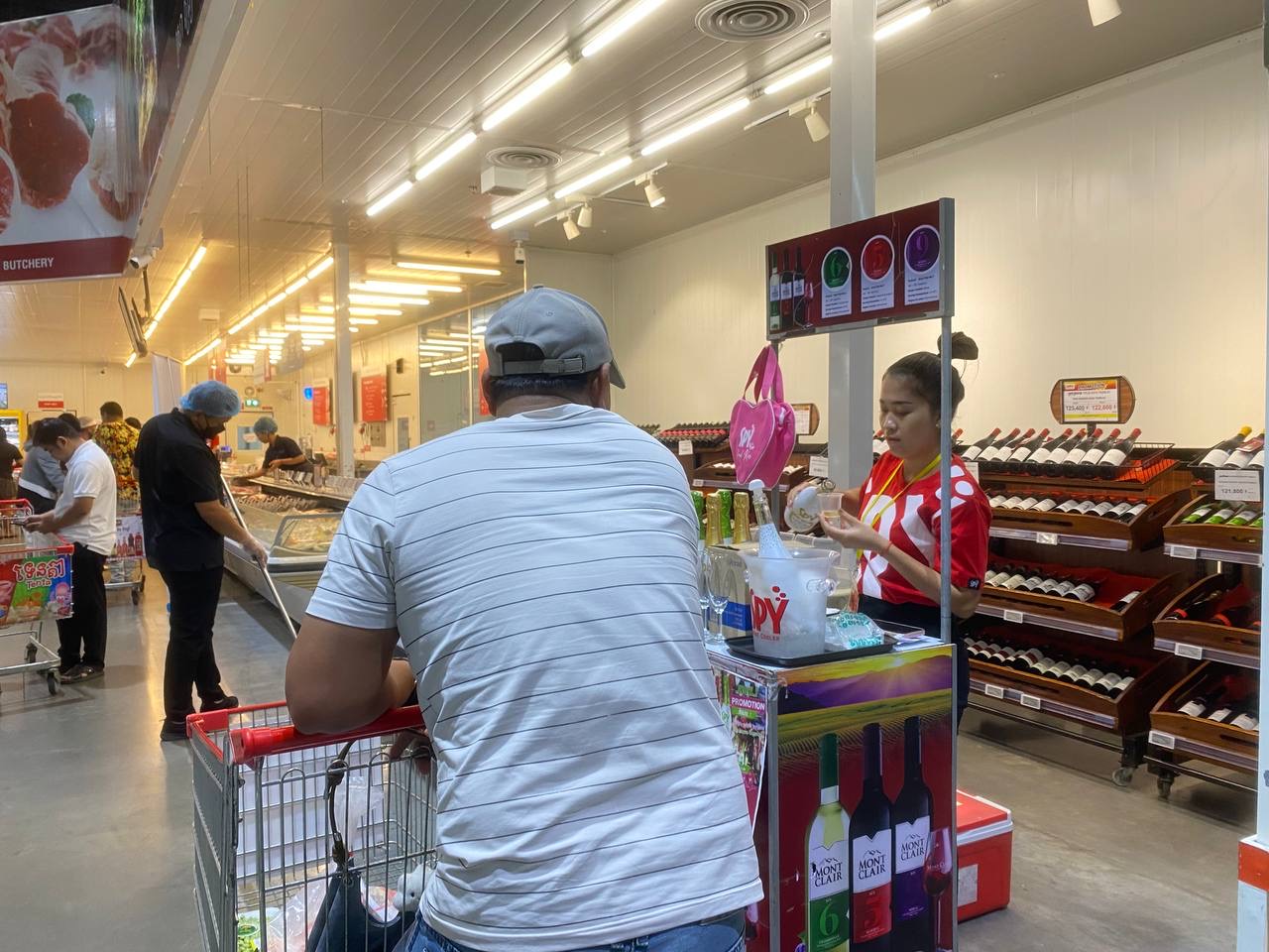 SPY Sparkle Fruit Revolutionizing FMCG Distribution with Da Houg Heng at Makro Cambodia - Image 170