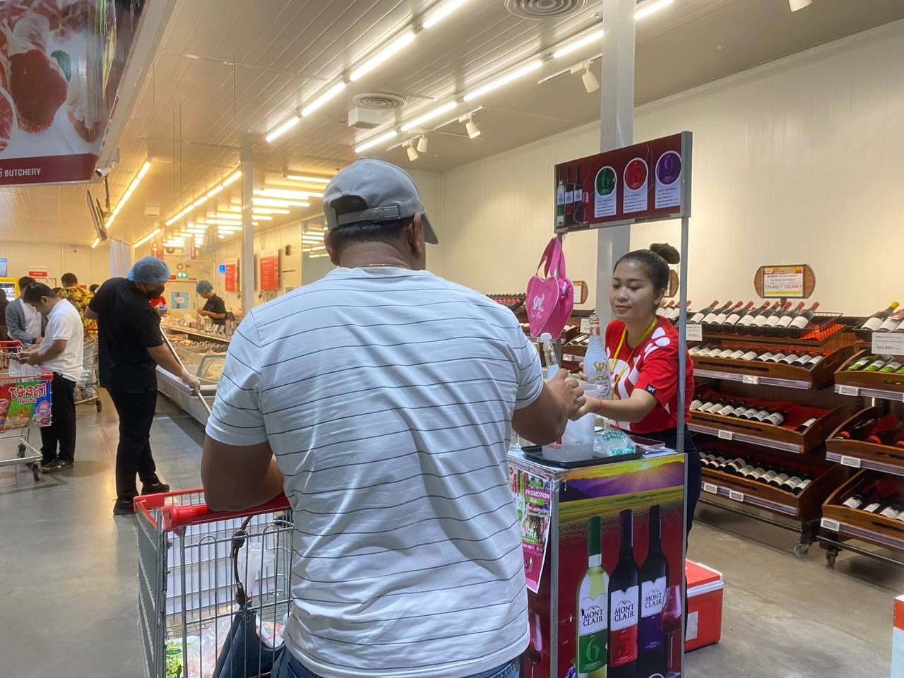 SPY Sparkle Fruit Revolutionizing FMCG Distribution with Da Houg Heng at Makro Cambodia - Image 171