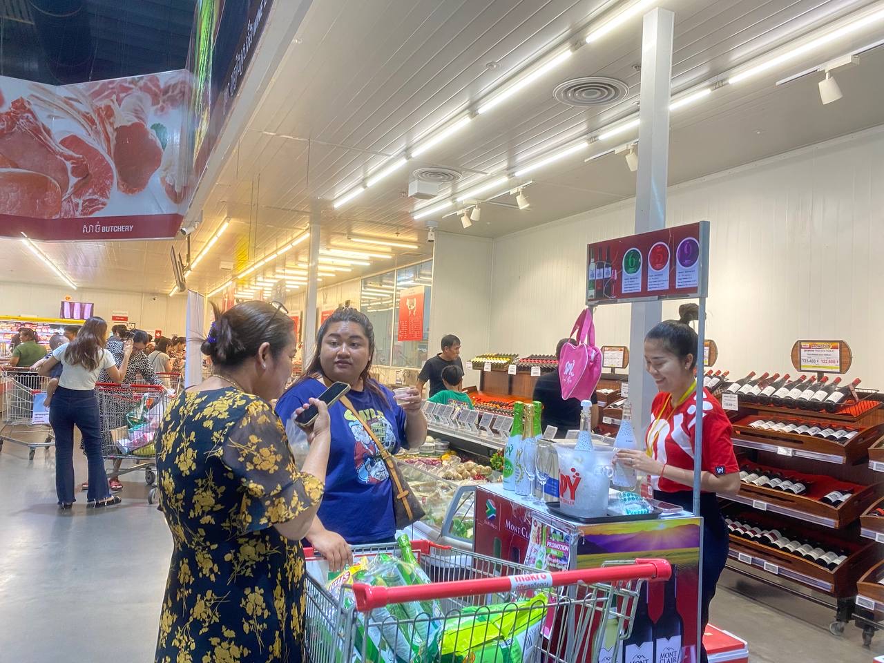 SPY Sparkle Fruit Revolutionizing FMCG Distribution with Da Houg Heng at Makro Cambodia - Image 178